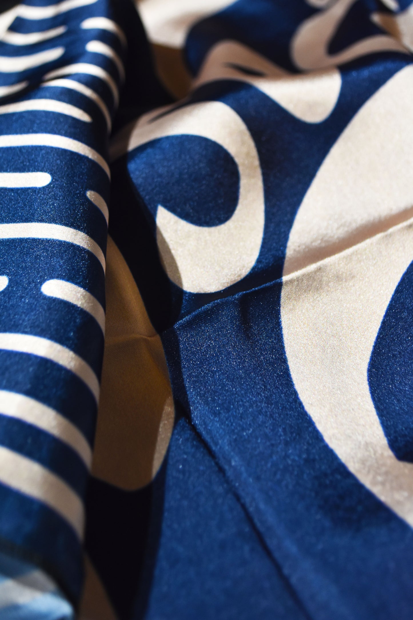 Elegant Navy & Cream Manto Scarf