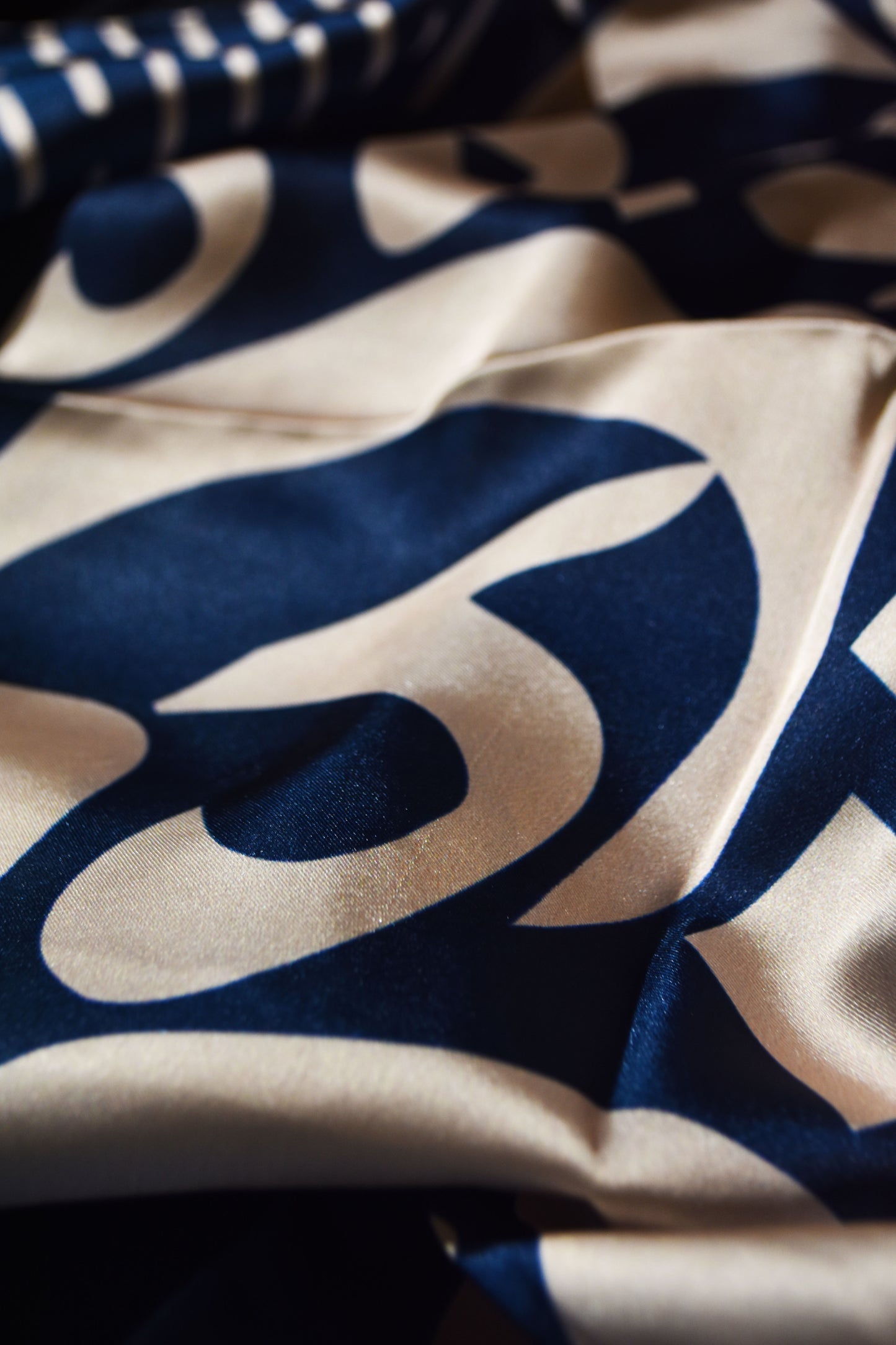 Elegant Navy & Cream Manto Scarf