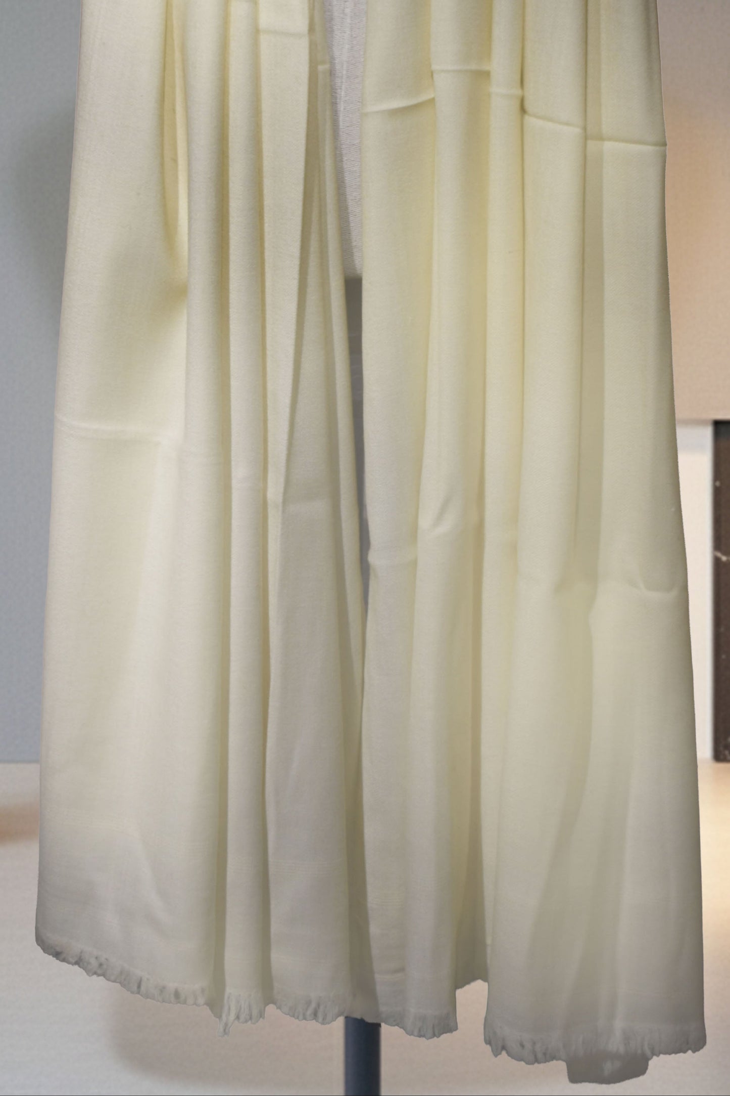 Same Bale Gents Shawl – Soft Cream / Light Ivory